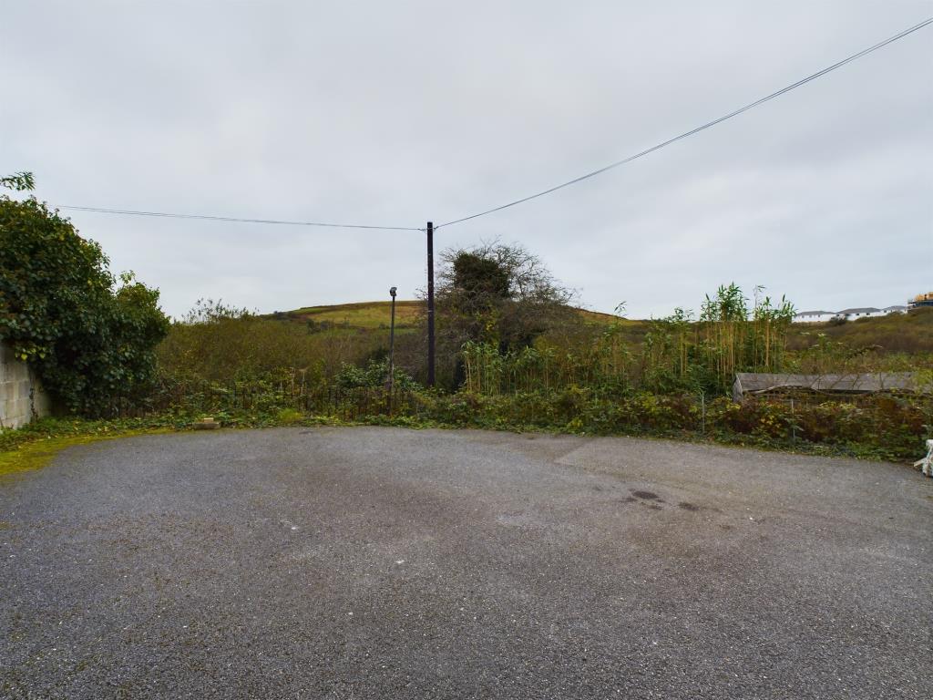 Lot: 139 - CHARACTER COTTAGE WITH GARDEN AND OFF-ROAD PARKING - Area of hardstanding
